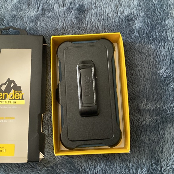 Otter Box IPhone 11 Case and Clip - Picture 4 of 5